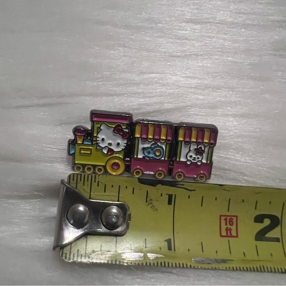 hello kitty pin - Picture 3 of 5